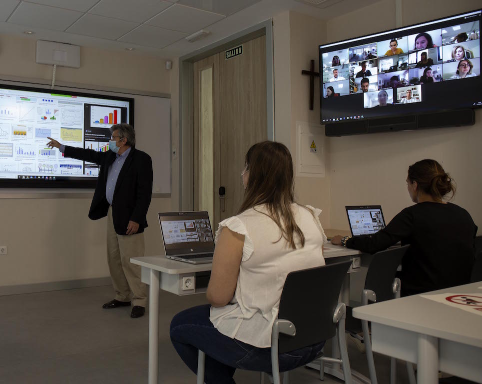 Aules de doble presencialitat: experiència immersiva